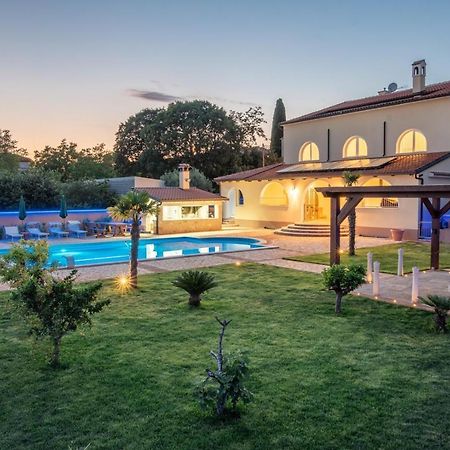 Via Flavia With Common Pool Hotel Labinci Bagian luar foto