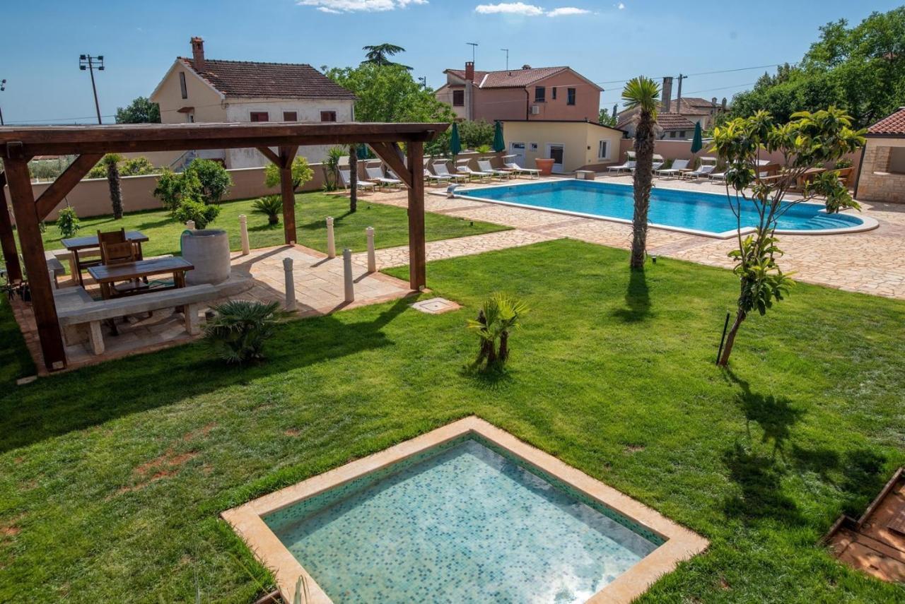 Via Flavia With Common Pool Hotel Labinci Bagian luar foto