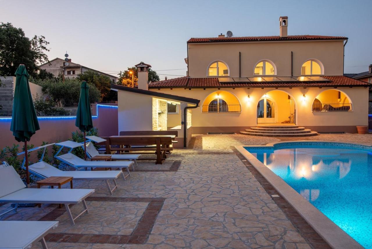 Via Flavia With Common Pool Hotel Labinci Bagian luar foto