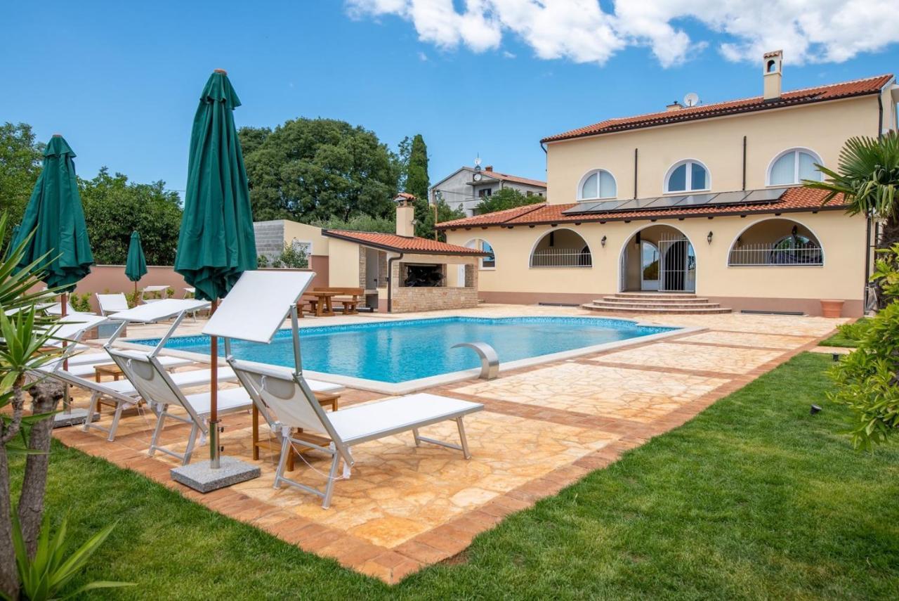 Via Flavia With Common Pool Hotel Labinci Bagian luar foto