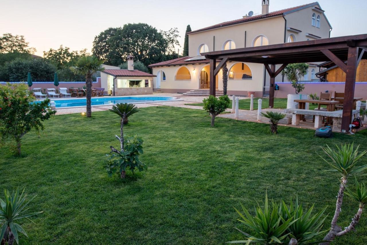 Via Flavia With Common Pool Hotel Labinci Bagian luar foto