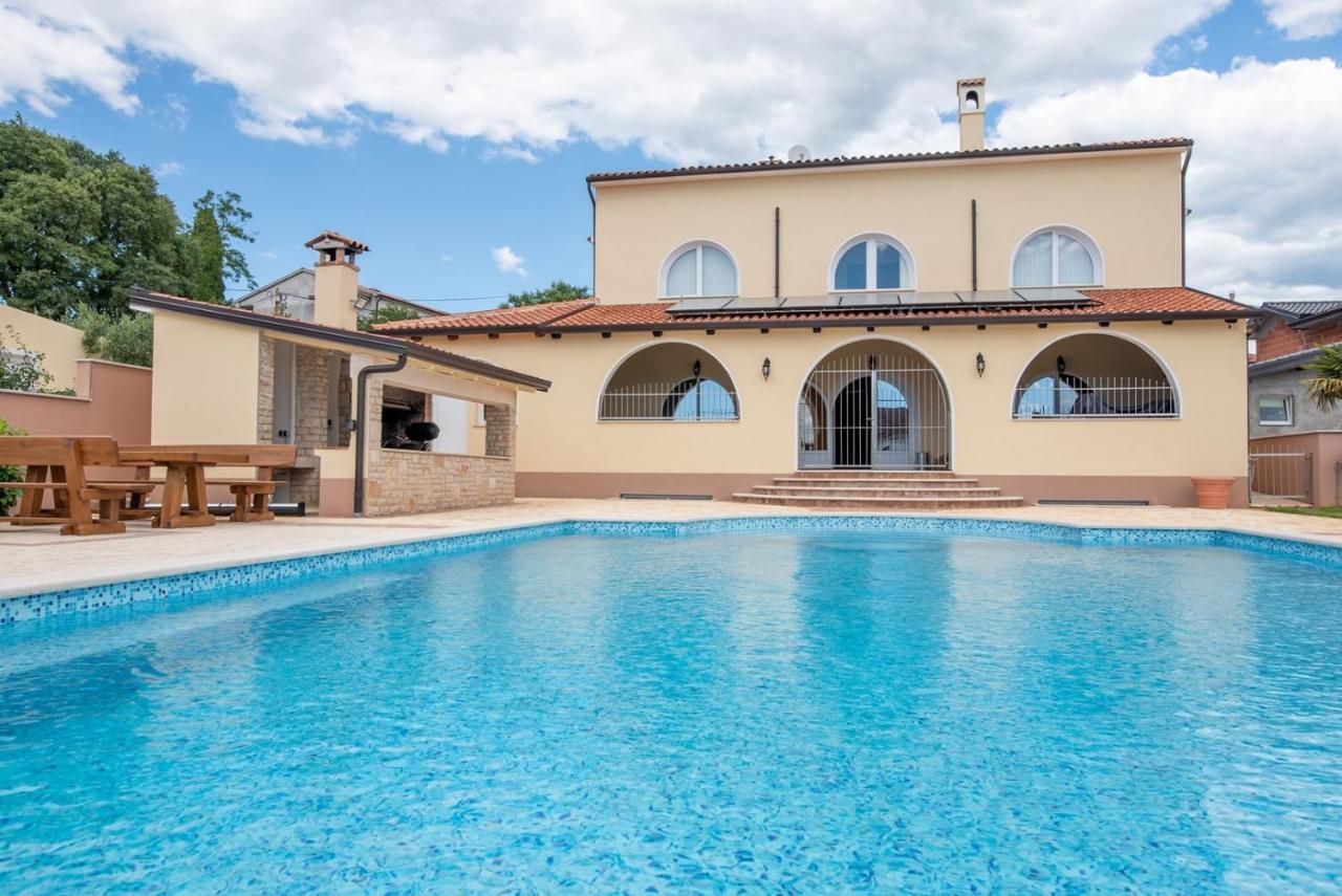 Via Flavia With Common Pool Hotel Labinci Bagian luar foto