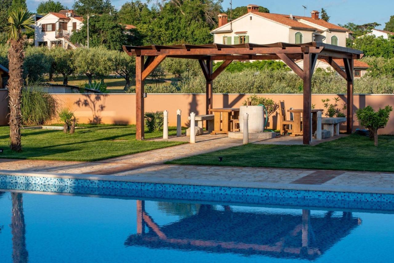 Via Flavia With Common Pool Hotel Labinci Bagian luar foto