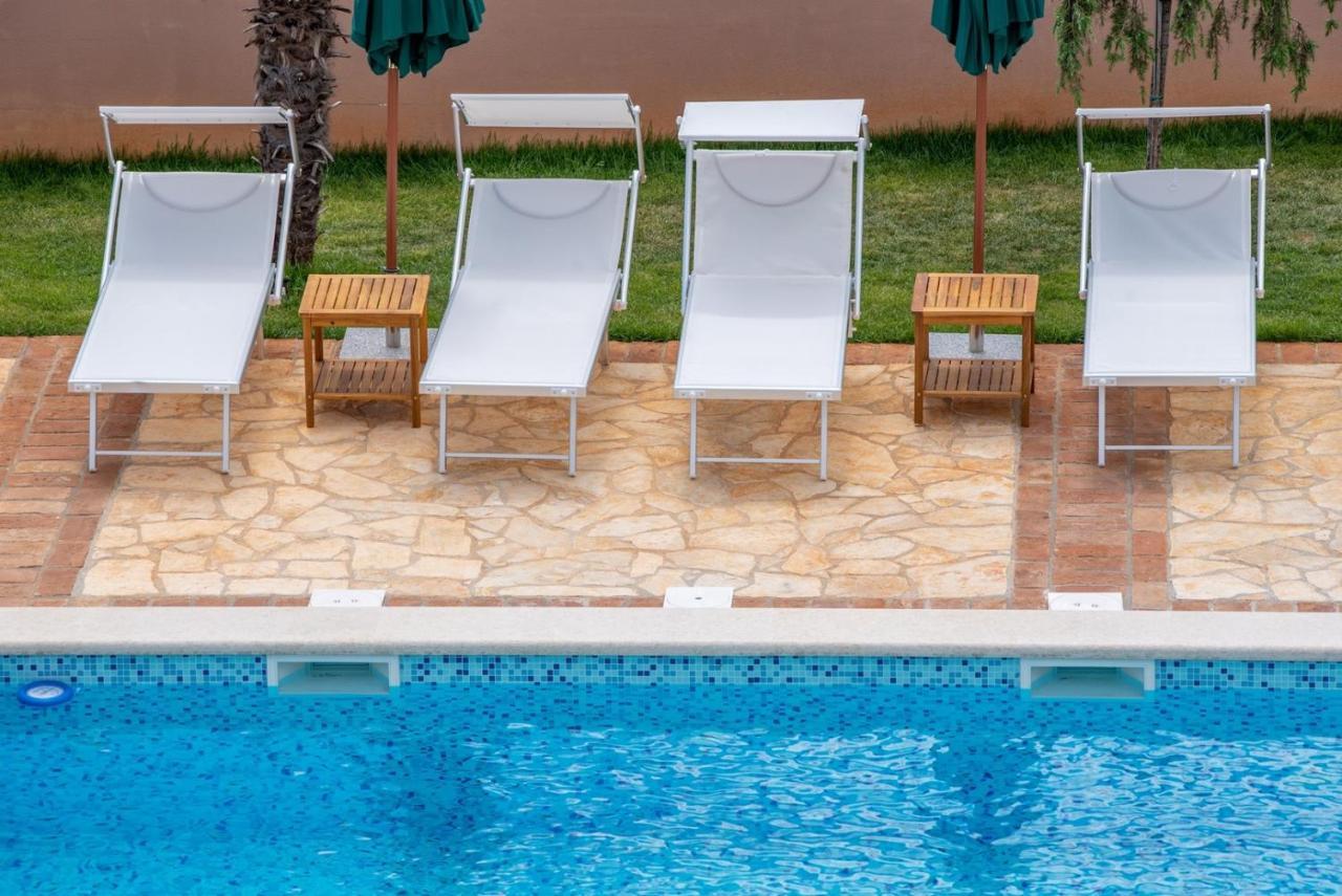 Via Flavia With Common Pool Hotel Labinci Bagian luar foto