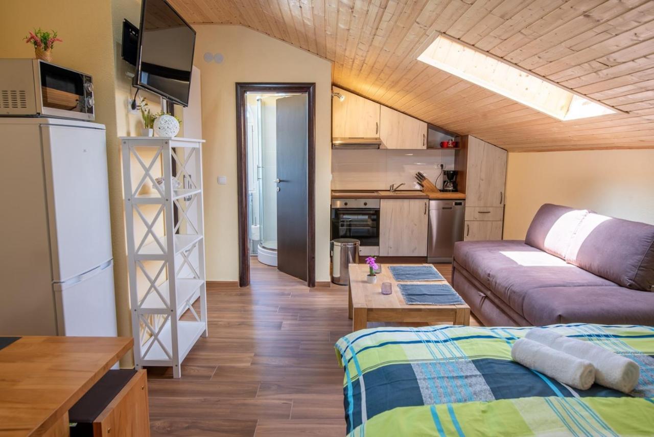 Via Flavia With Common Pool Hotel Labinci Bagian luar foto