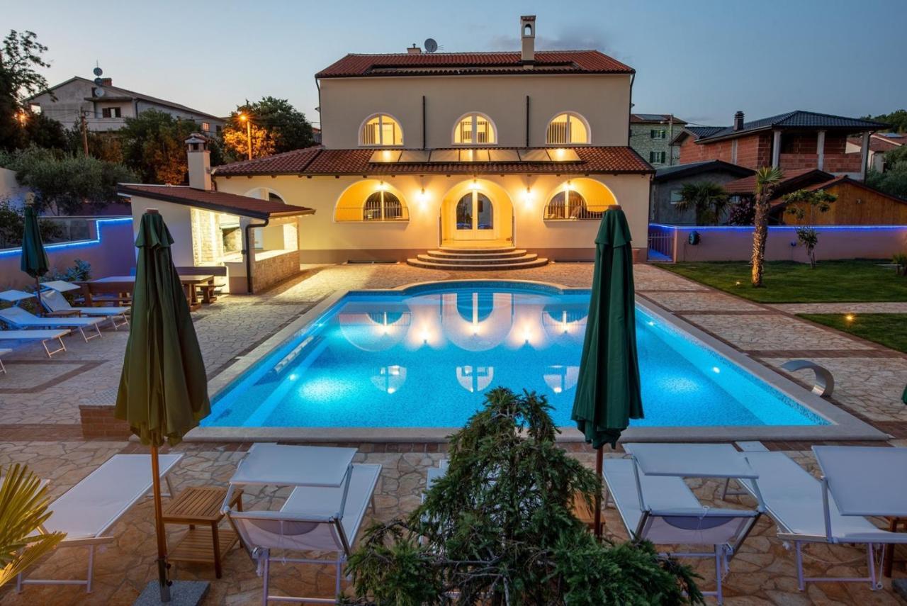 Via Flavia With Common Pool Hotel Labinci Ruang foto