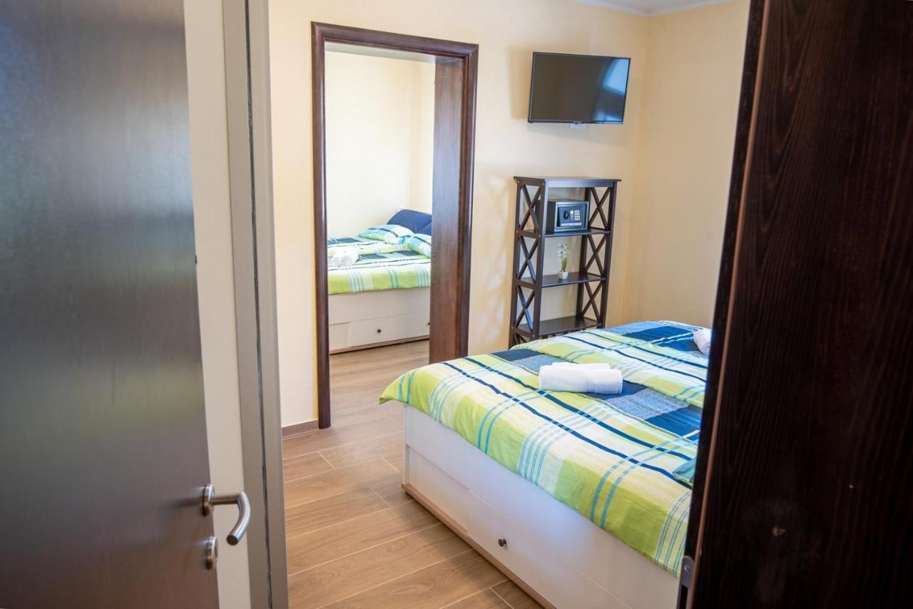 Via Flavia With Common Pool Hotel Labinci Ruang foto